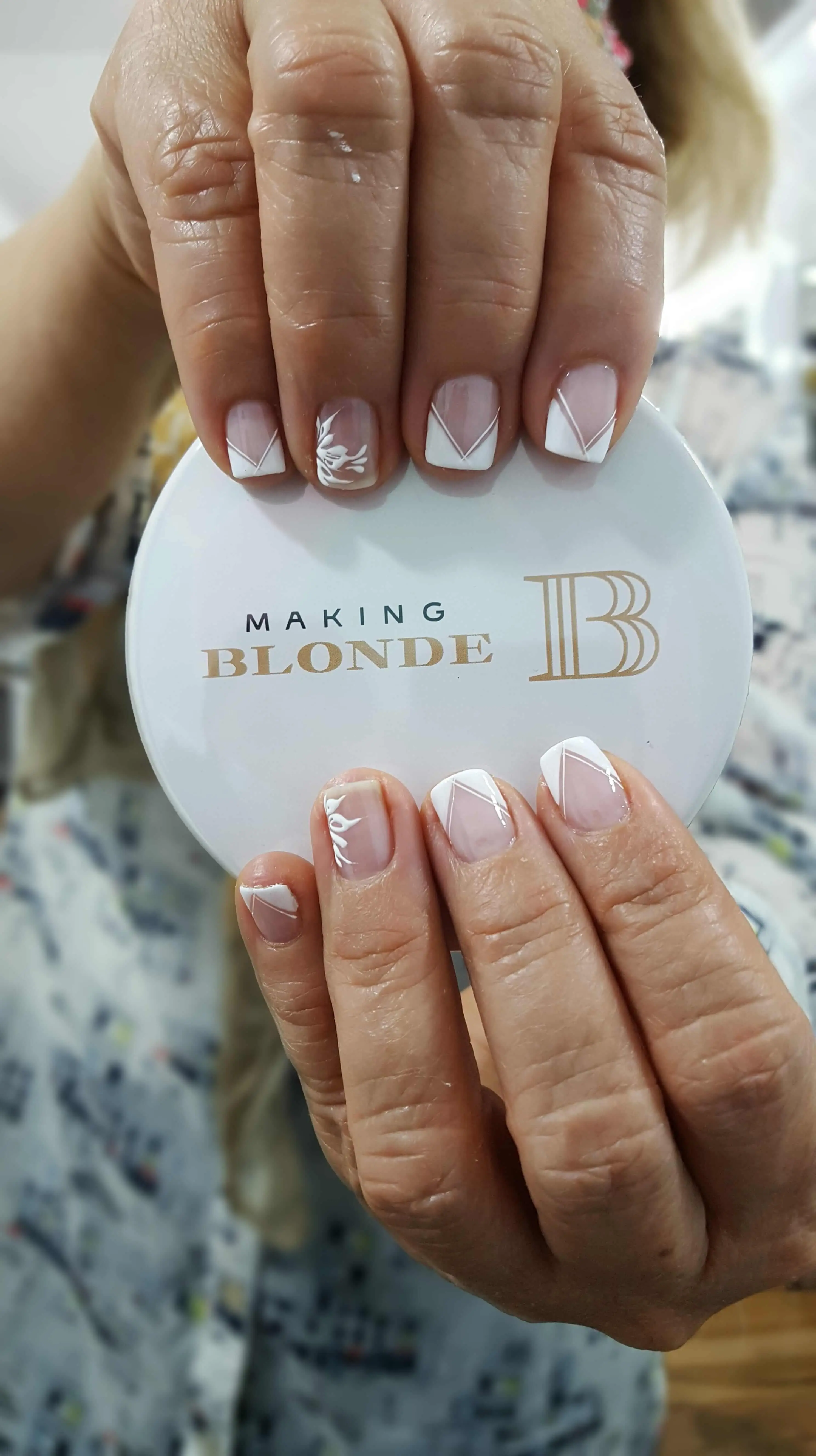 Diseño de uñas en Making Blonde